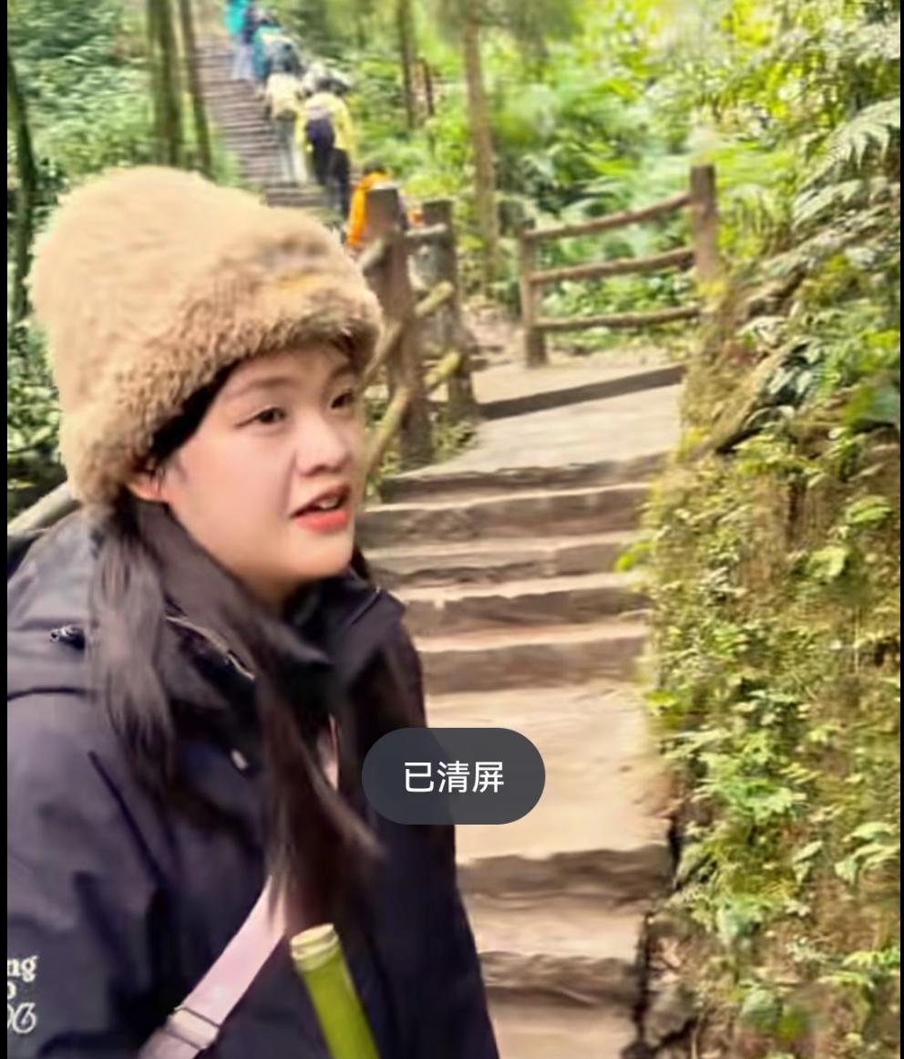 林北的女朋友大方出镜了，林北现在也不担心女朋友下楼丢垃圾都要戴口罩或者化妆了。不