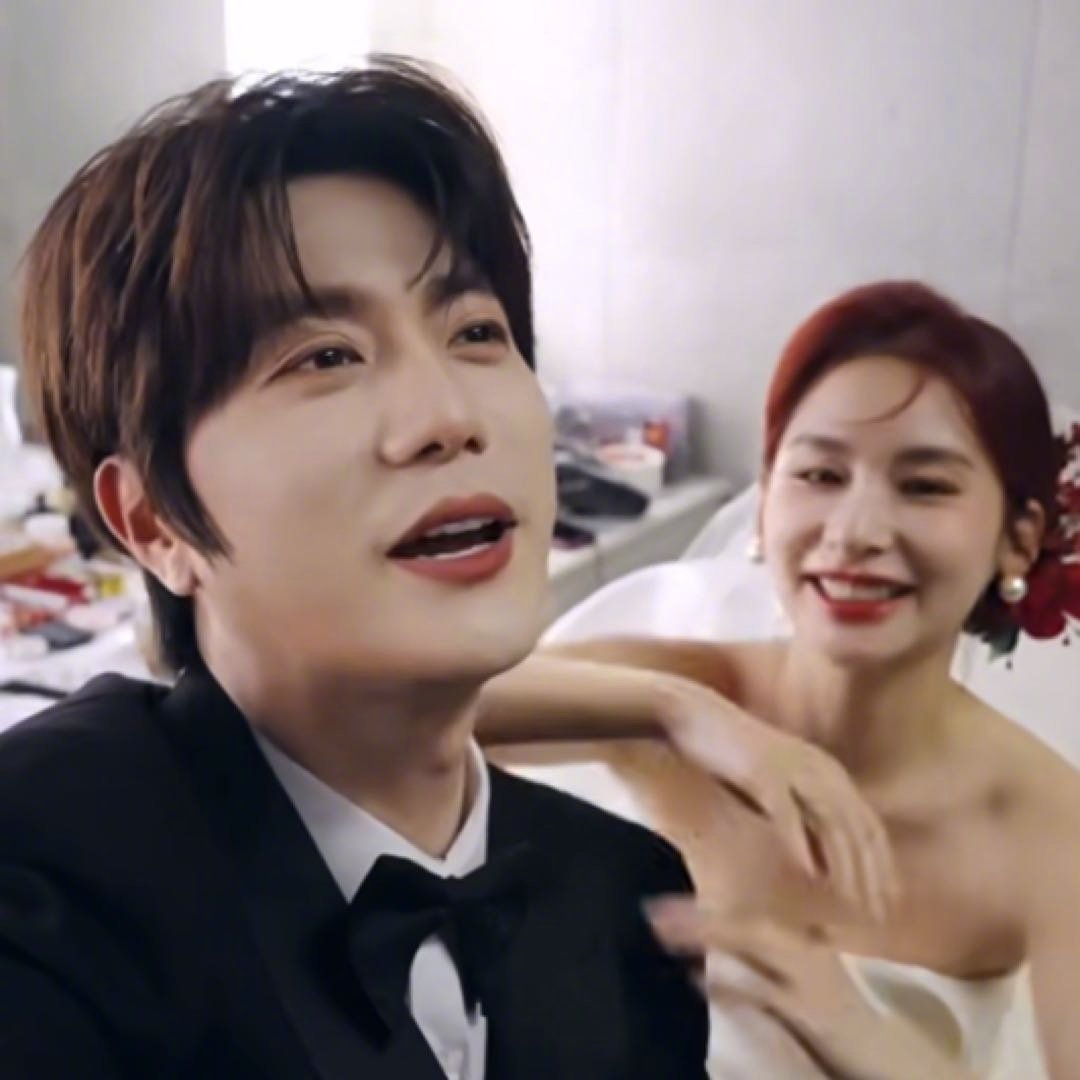 与的十周年婚纱照甜意满溢！十年相伴，历经苦日子迎来圆满，婚纱照里的每抹笑意都藏