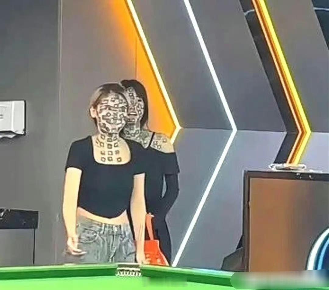 桌球室里的一幕，不得不说，这审美我看不懂啊！