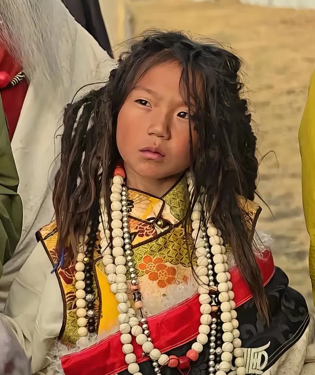俞敏洪看到英俊潇洒的小康巴汉子，立马决定收他做干儿子，长长的头发，乌黑的眼睛，一