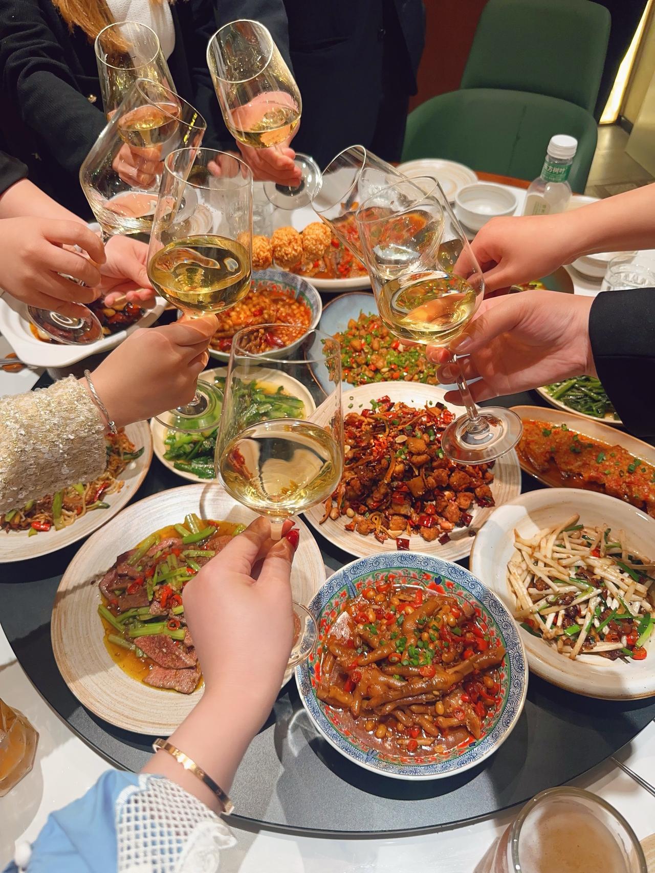 今早听说昨晚我们校长请部分班子成员吃饭了，可我作为一个办公室主任却没有被邀请，心