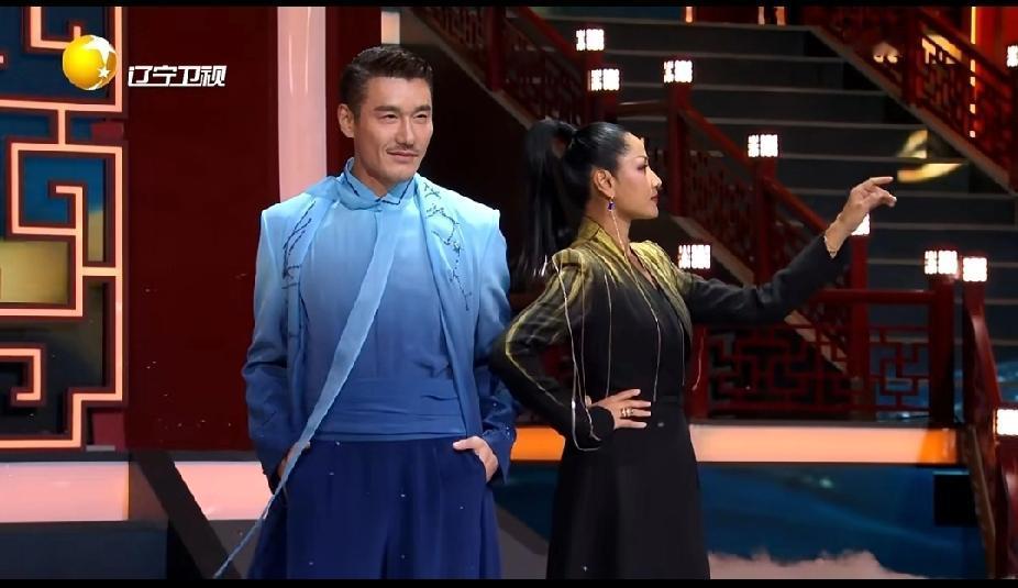 法拉利老了也是法拉利！胡兵瞿颖参加辽宁春晚的走秀节目，实在是太好看了，不得不说