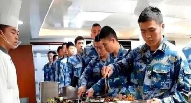 一艘航母，养一天到底要花多少钱？就拿咱们的山东舰来说，光是官兵们一天的吃喝，就要