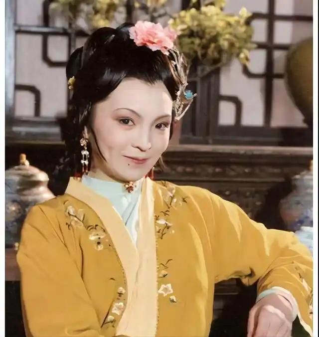 薛宝钗为何不出手制服夏金桂？暗中早已交锋过，一个绰号暗藏玄机《红楼梦》里薛蟠