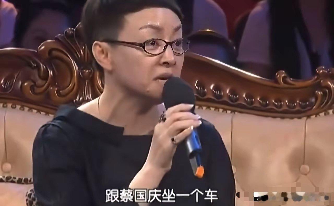 宋丹丹说：“当时春晚的车接上蔡国庆后再到我家来接我，是我家保姆替我拉开门，看到蔡