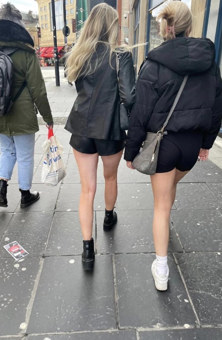 真抗冻啊！穿短裤逛中央大街，外国人在哈尔滨成了移动景点。外国人是真抗冻啊，上