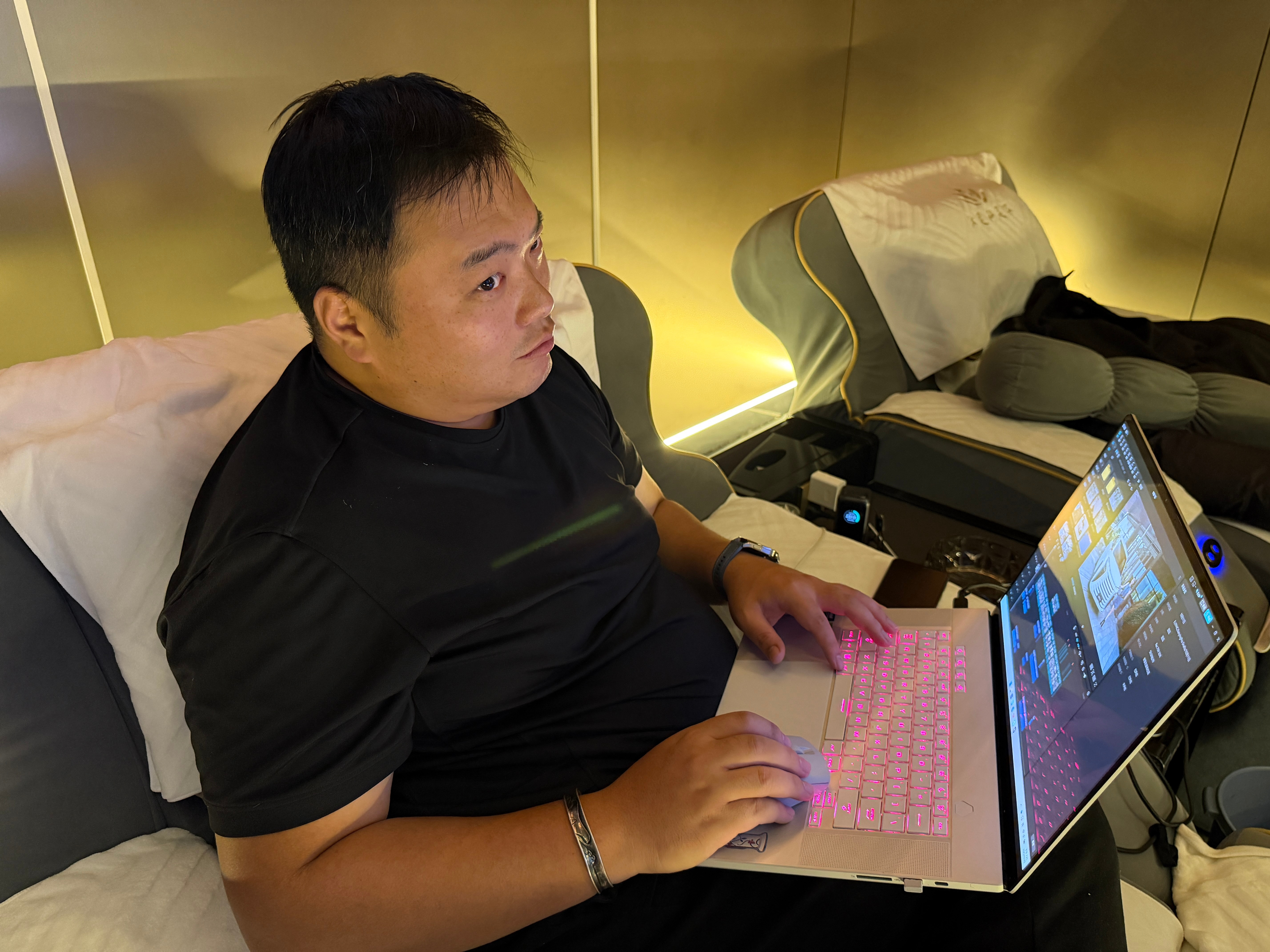 距离登机✈️还有仨小时我和大晨子直接在足疗店办公了😏​​​