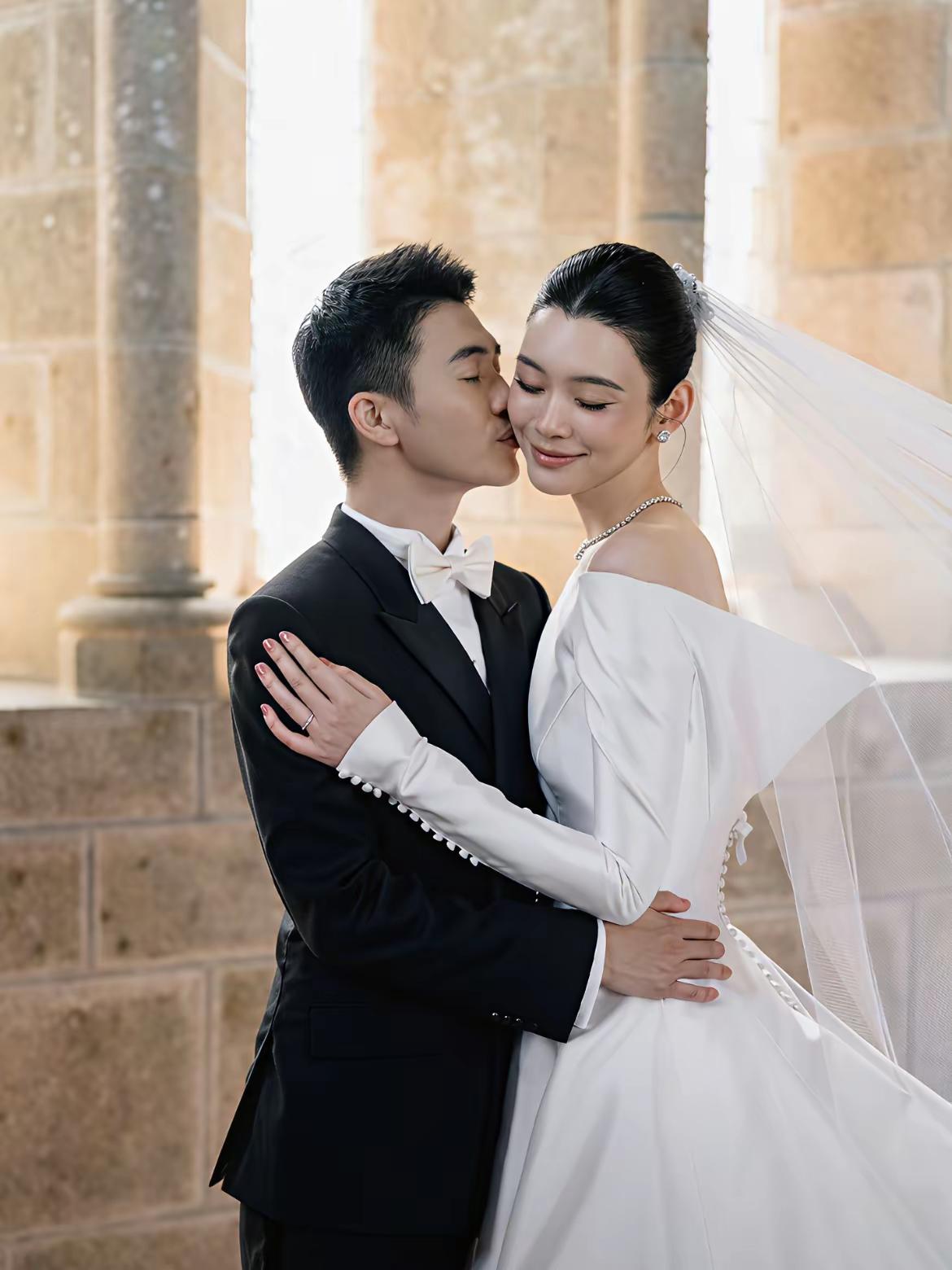 何猷君追奚梦瑶那阵，堪称“追妻修罗场”——约晚饭约了一个半月，人姑娘愣是没松口，