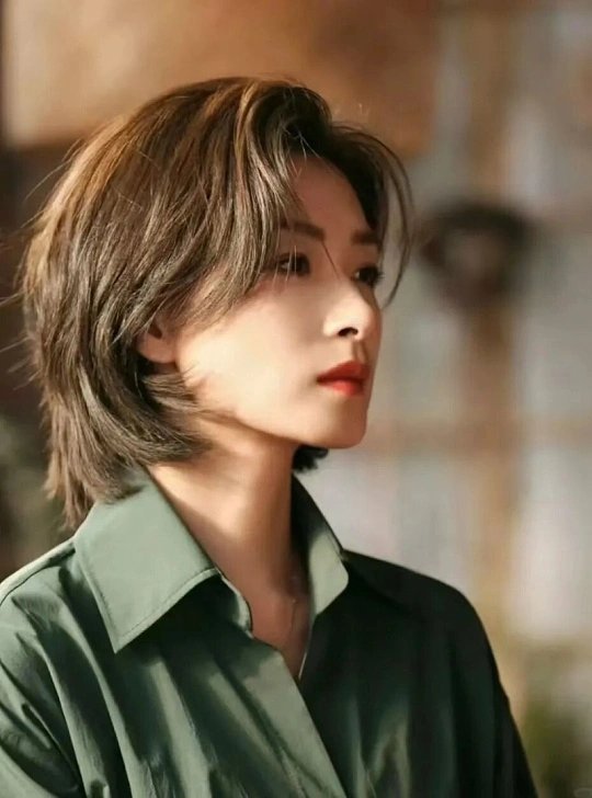 万茜公路文女主有脸了万茜简直是公路文女主的“活体代餐”！清冷疏离的气质撞上利落短