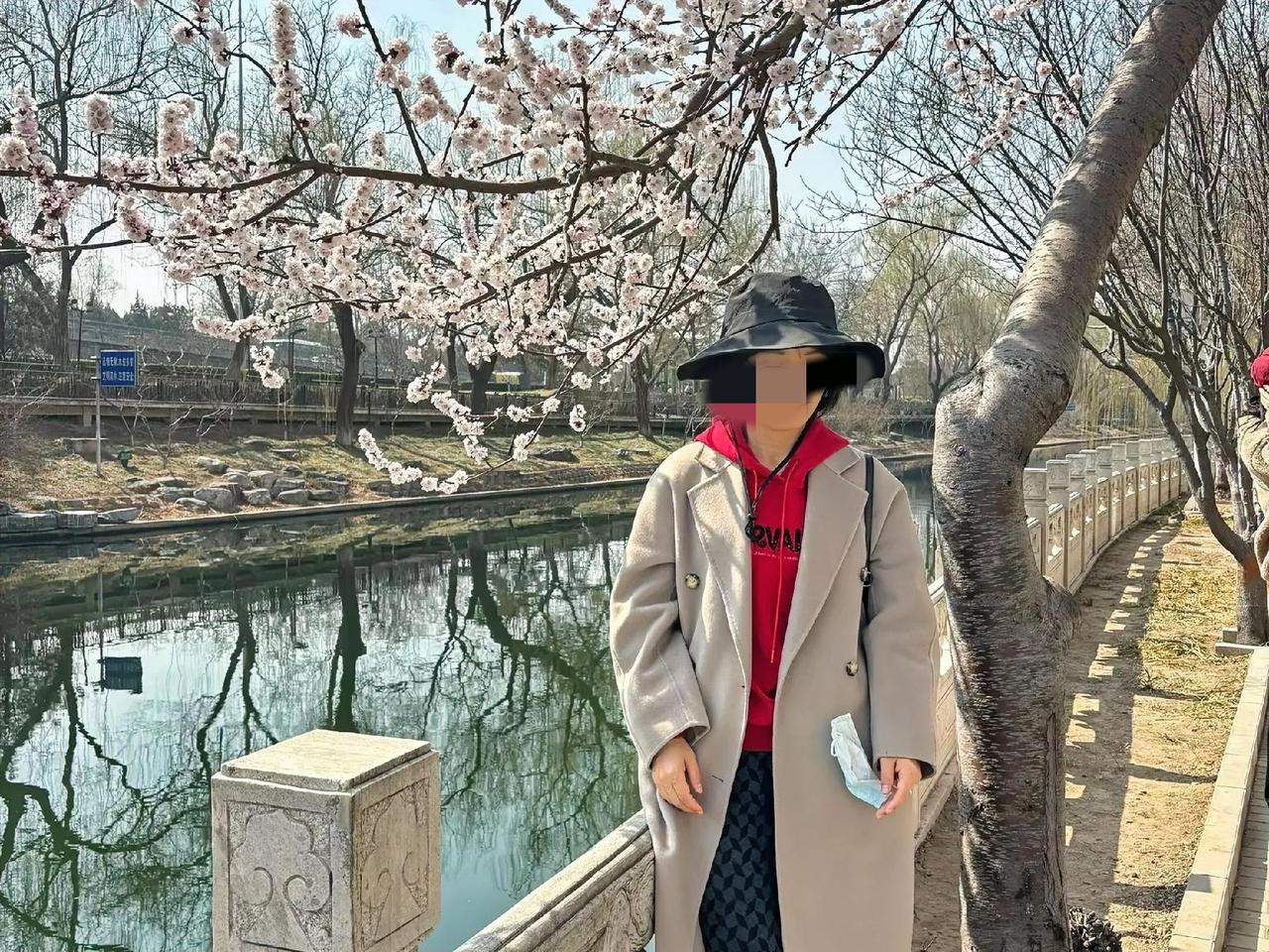 38岁女同事，离异未育，家里是拆迁户，手里几套房，经济条件很宽裕，本不图男人钱，