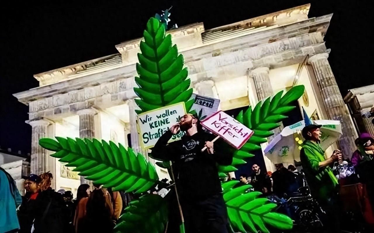 百年前的回旋镖飞回来了！凡是拿了大清赔款的国家，终将成为大清1901年的《辛