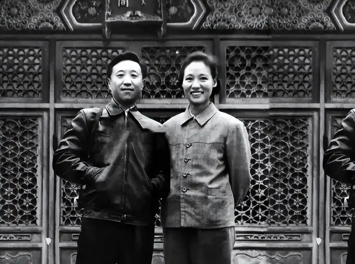 彭雪枫牺牲后，妻子林颖独自带着年幼的儿子彭小枫生活。后来她在大连认识了马列，两人