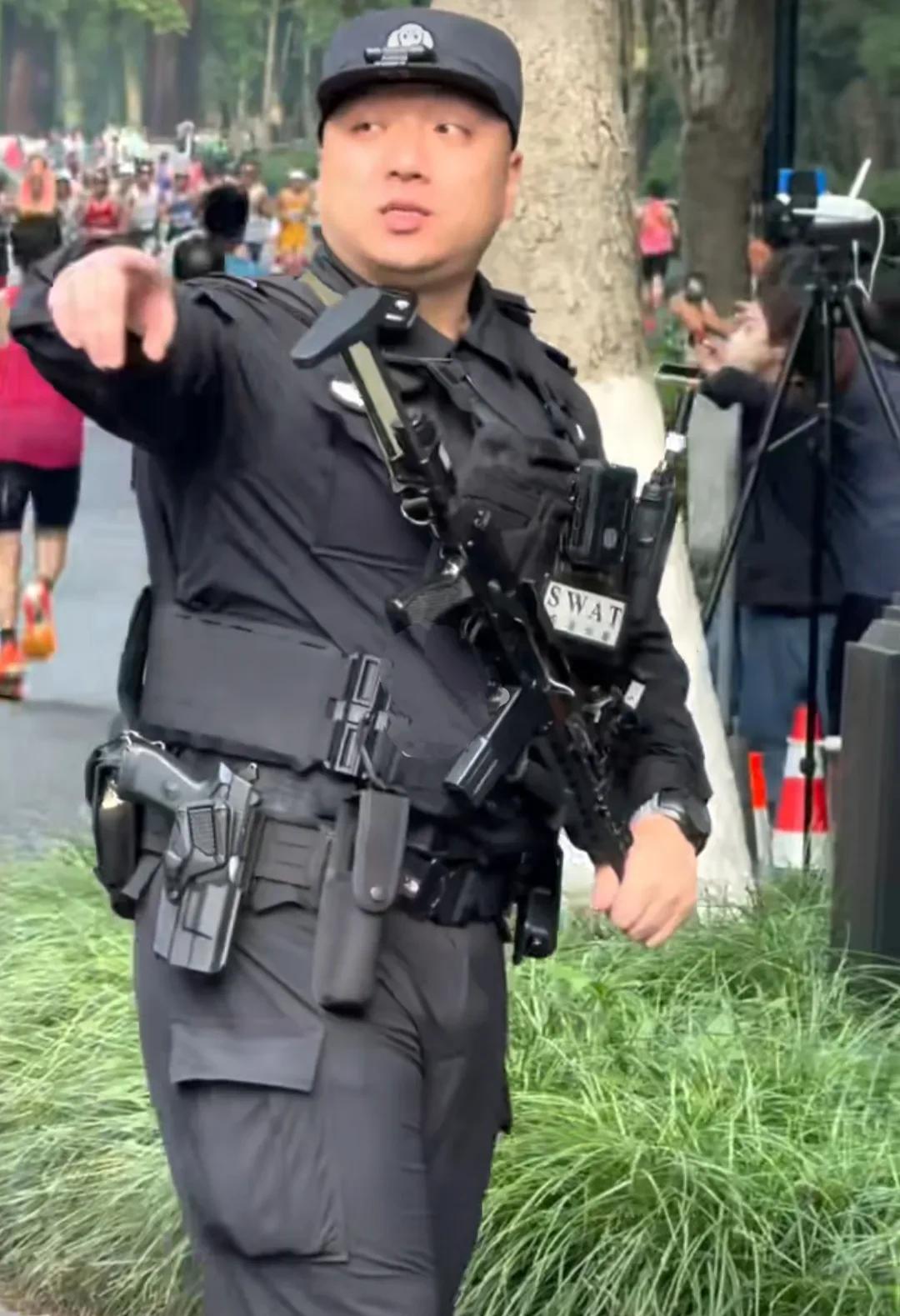 杭州西湖小眼睛实力特警久违的面露笑容，在西湖执勤的特警小哥一双精逗的小眼睛被热议