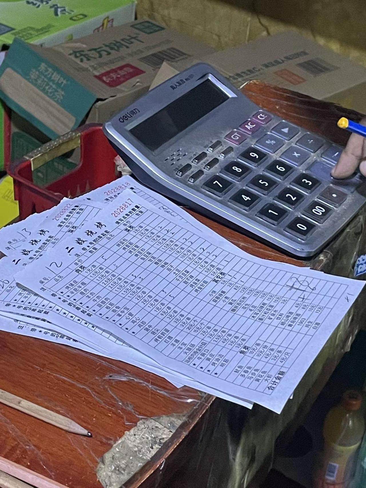 吃淄博网红烧烤二嫂烧烤淄博烧烤二嫂烧烤这他妈1块钱1串，5串起点。一串这么大