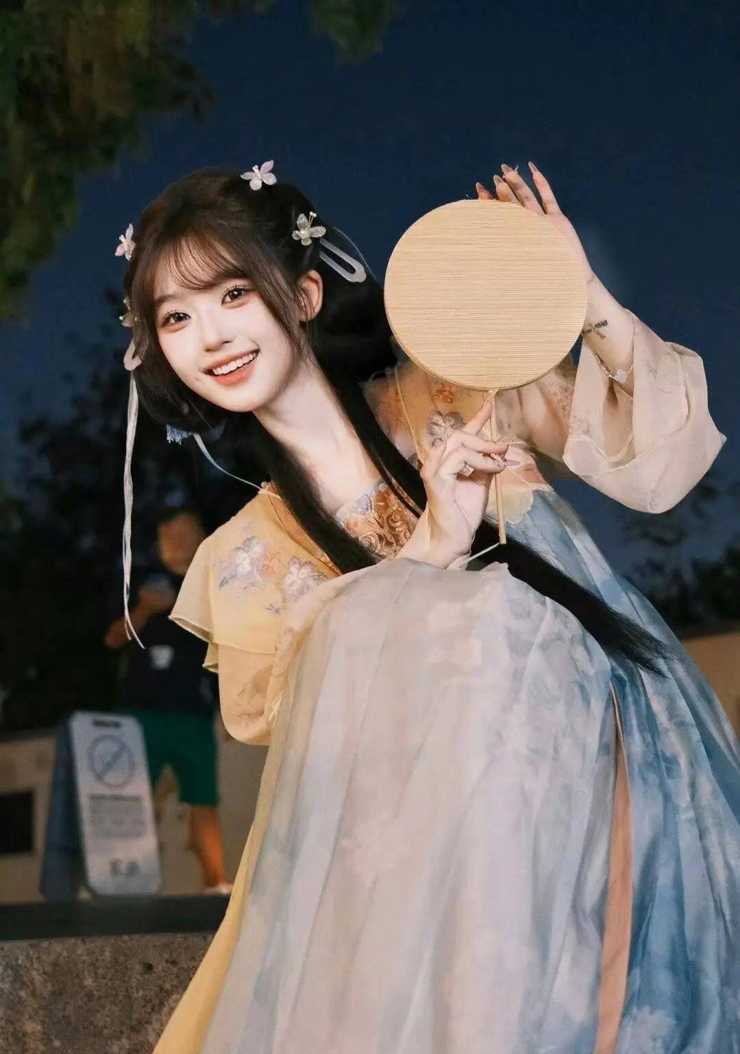 国风汉服的美，真的无法用言语完全形容。想象一下，一个汉服少女静立在花开花落的季节