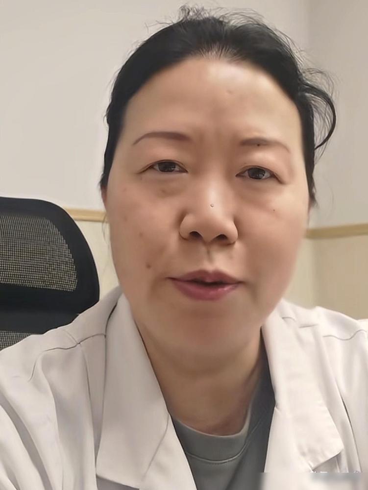 南京脑科医院，夜班护士早上6点给患者做雾化，雾化的管子不小心掉了，家属喊了两次护