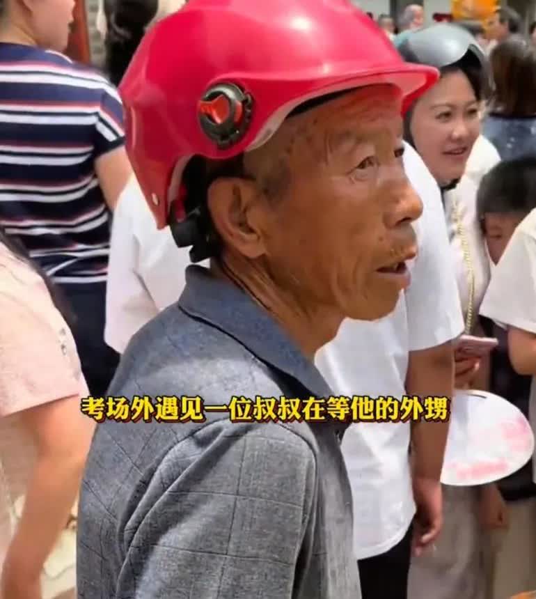 考场外一位叔叔在等他的外甥，孩子爸不在了，妈妈在外地打工，叔叔说孩子学习好是重点