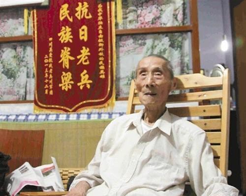 1942年，川军工兵营长黄士伟正在路上埋设地雷以阻滞日军，他一边埋一边想，“要不