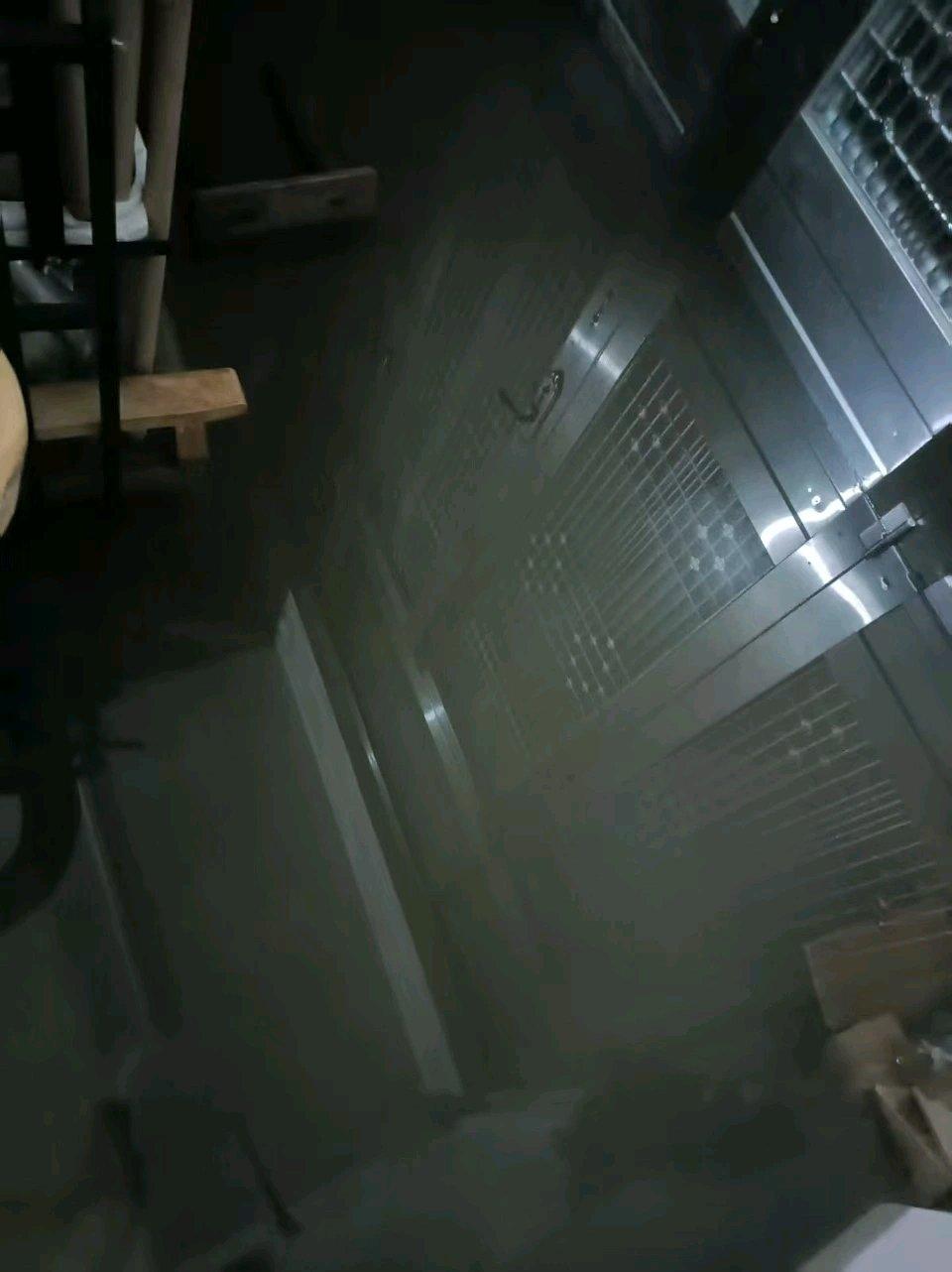 台风过境的浙江台州，有个神仙房东火了！一位六旬老人在海水倒灌的时候，默默帮租户转