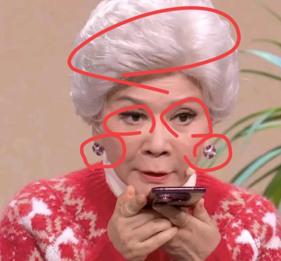 蔡明假睫毛一抬眼，直接把春晚舞台炸裂了！你真敢信？77岁老太顶着雪白头发，耳朵