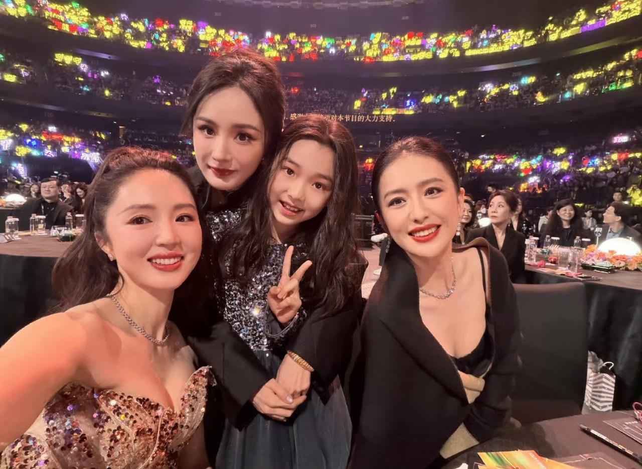 杨幂、董璇、佟丽娅久违合照，一个赛一个的光彩照人，三位都有十几年的交情，而且人生