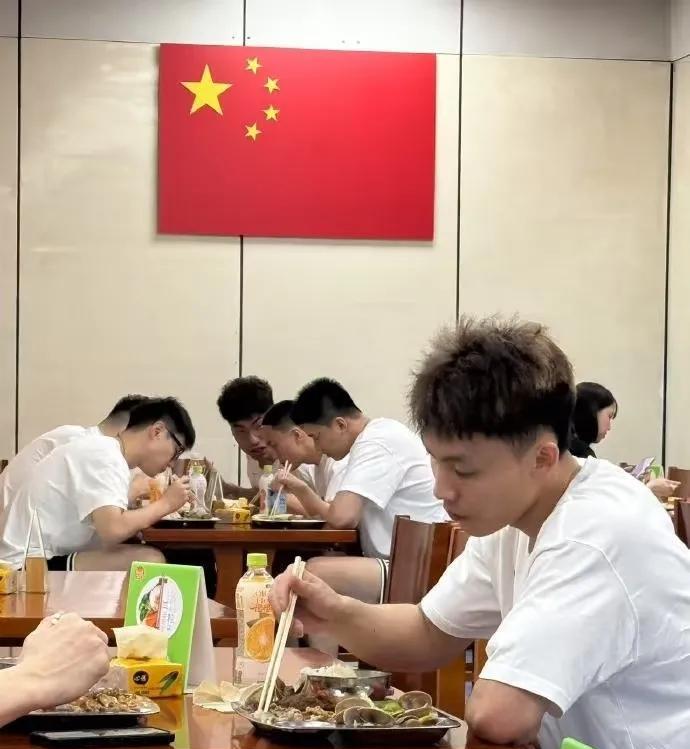 中国男篮集训队在食堂吃饭一张照片暴露胡明轩和徐杰的关系！只见徐杰和对面一个人单