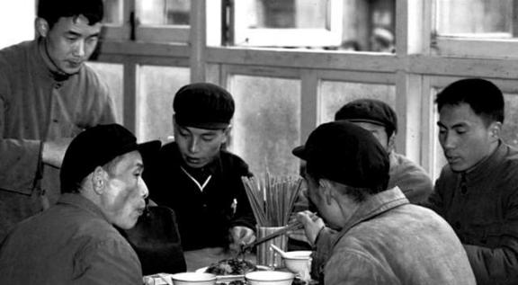 1957年，铁道兵司令王震上将遇到3个海军军官大声喝酒划拳。王司令走上前去，问：