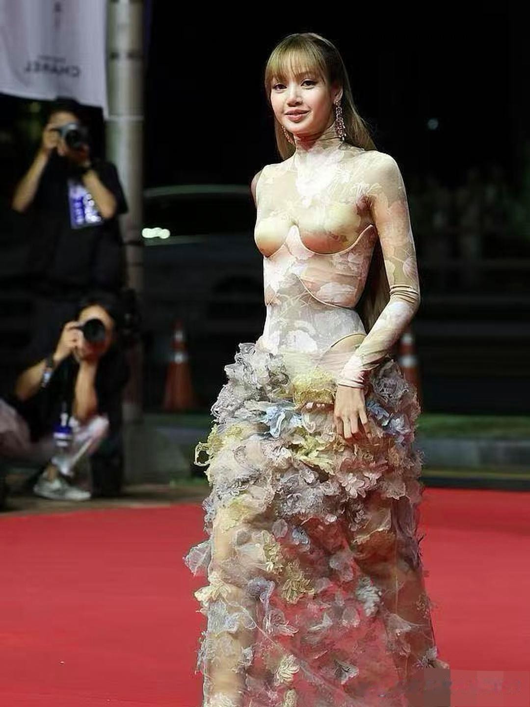 Lisa那条繁花长裙，好家伙，绷得紧紧的，真有那么好看？