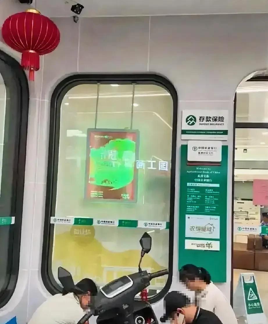 病重老人取钱过程中死亡，有以下三点看法：一，银行工作人员不仅刻板，甚至还有多次