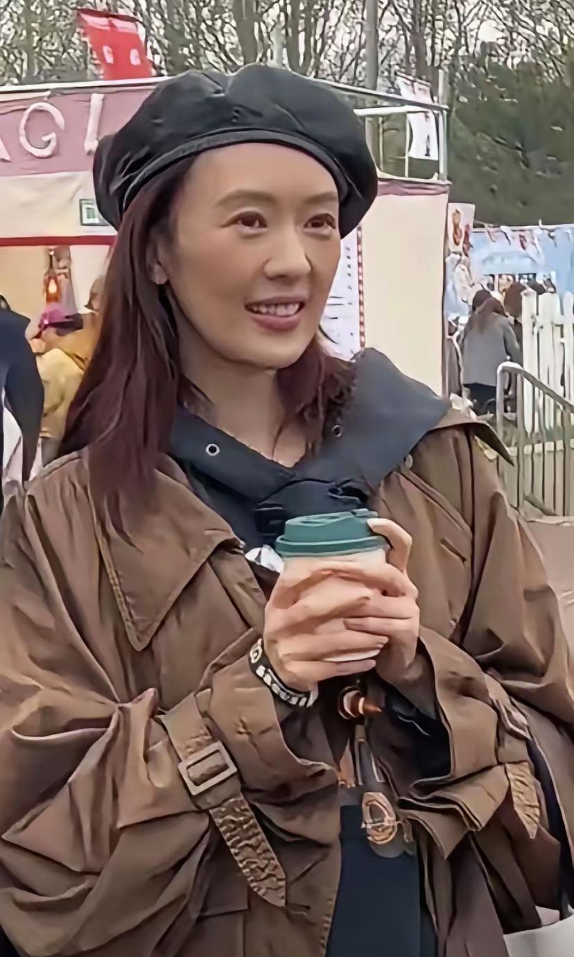 童瑶现身北京朝阳公园面包市集，素颜、无助理、穿宽松风衣，与荧幕中“顾佳”形象形成