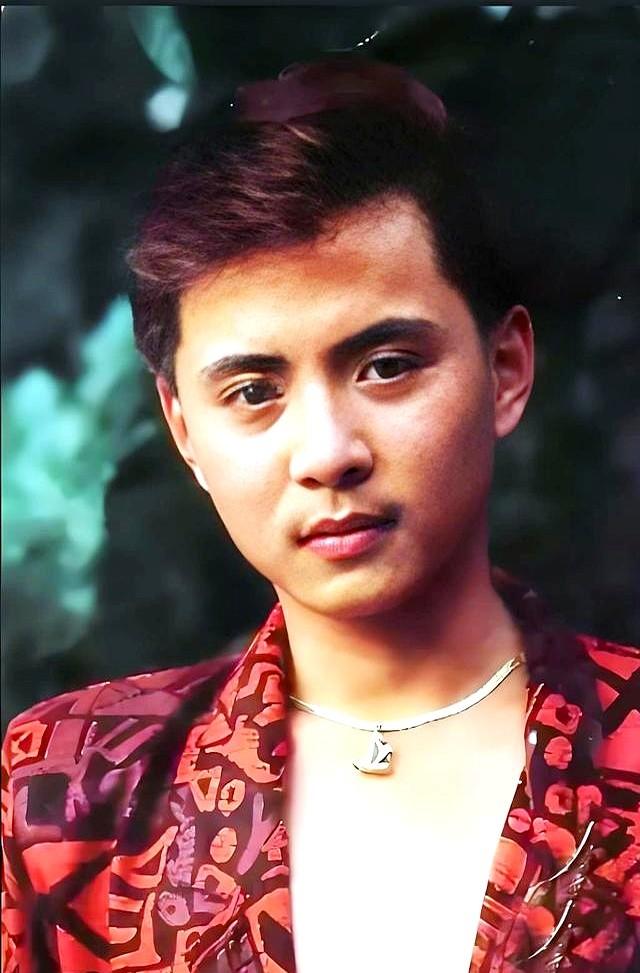 今天来聊聊一个有点唏嘘的歌手，周峰。80年代那会儿他可是红极一时，春晚都上过，结