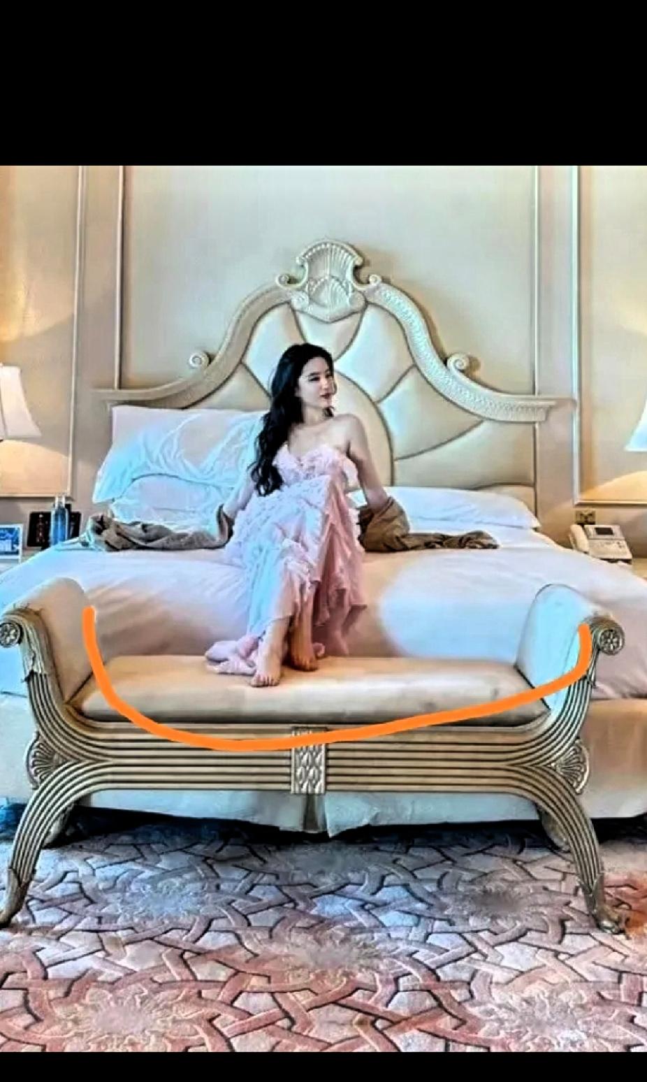 刘亦菲脚下踩着床头柜颇有高级感！已经40多岁的她其美貌和身材不言而喻，这是她