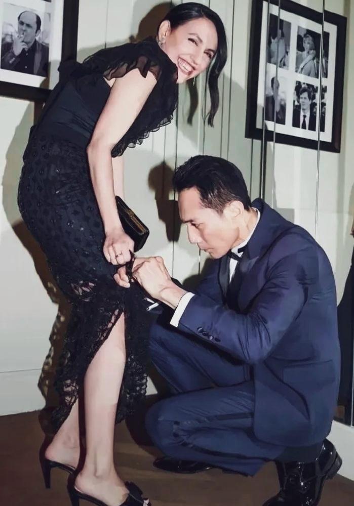 刘烨给老婆检查蕾丝裙摆，一个笑得很开心，一个认真整理裙边。画面太温馨！
