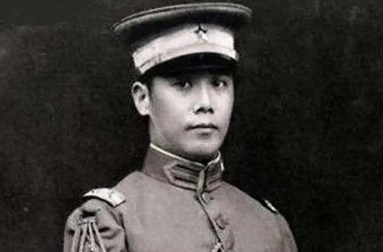 1946年，袁世凯的嫡长子袁克定流落街头，靠着老仆人捡来的白菜帮子和窝窝头充饥，