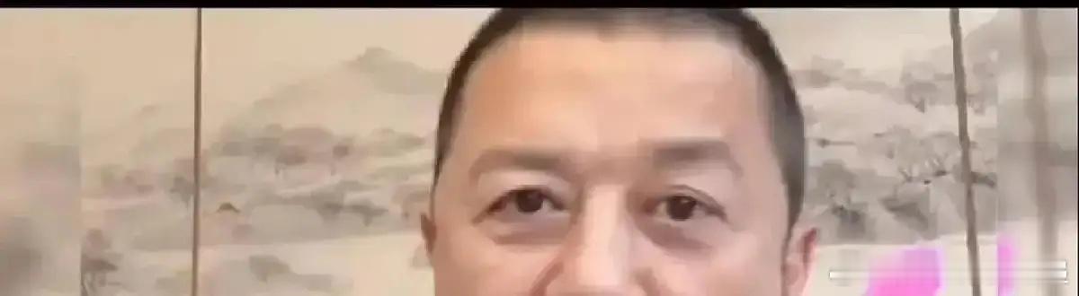 李亚鹏直播时，一个给嫣然基金捐过500万的粉丝，上来没问商品打折，直接问他想不想找个伴。直播间几万人
