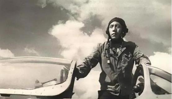 1990年，中国飞行员王宝玉开着飞机叛逃苏联，苏联答应送他去美国，然后给王宝玉戴