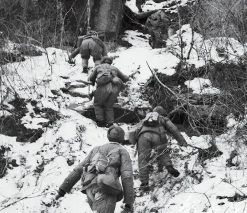 1951年彭老总急匆匆的赶到汉城北岸，却发现五十军已经快被打没了，军长曾泽生对此