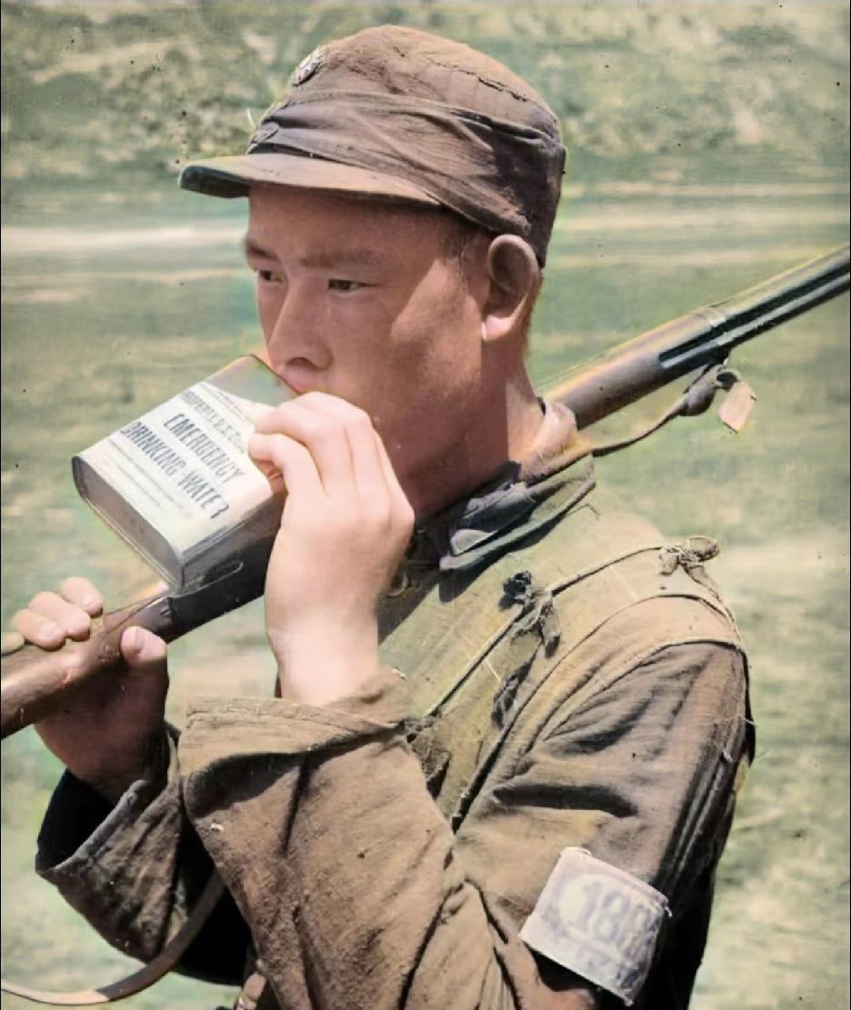 1944年，美国记者哈里森·福尔曼拍摄的一张八路军士兵饮水的照片轰动美国。彼时中