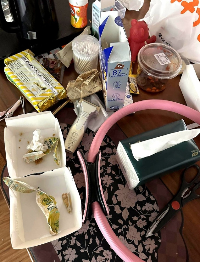 这种道德绑架双标男就是恶心人的存在。就拿洗碗池倒茶叶这事儿说吧，那可真叫一个