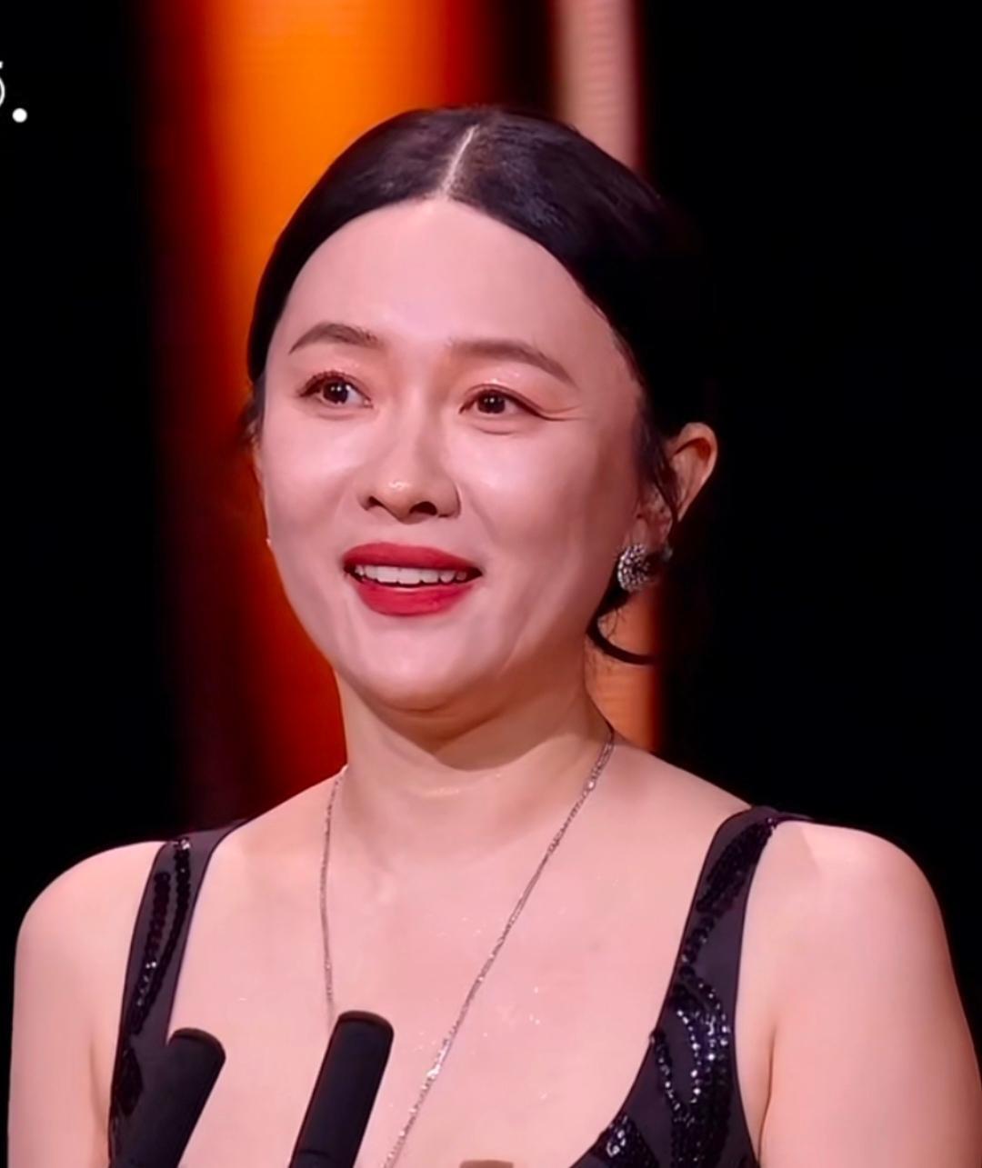 霍思燕金鸡奖红毯一出场，镜头怼脸，浮肿、法令纹全被截屏，热搜直接挂出“老了好多”