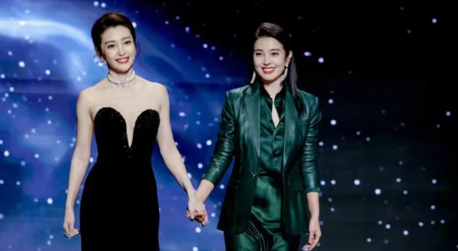 李冰冰的妹妹李雪，真是个狠人，不是她颜值高，也不是她看着年轻，而是她野心比李