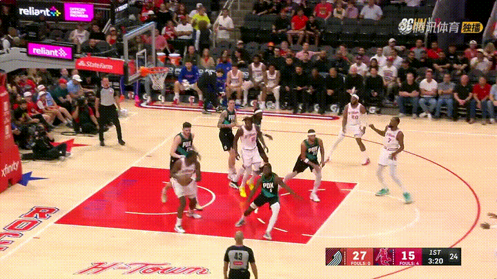 在今天火箭主场迎战开拓者的比赛中，发生了兄弟相残的一幕。当时双方的比赛进行到了第