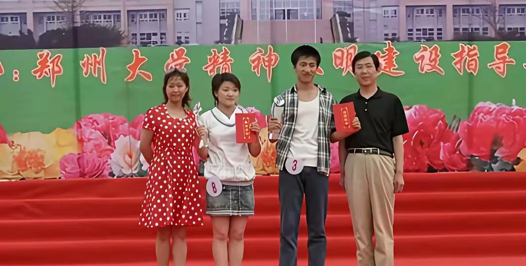 张雪峰大学时代的照片罕见曝光，好帅气，白色T恤配格子衬衫，又高又帅气又瘦，模样青