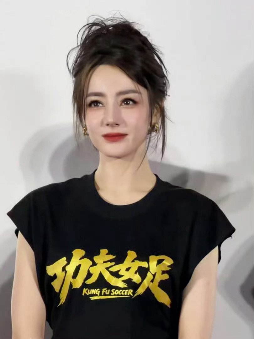 迪丽热巴来了天津也得盘头来到了天津卫，谁都得盘头迪丽热巴