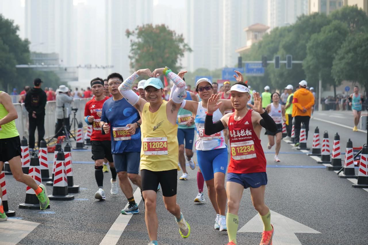 我感觉现在的马拉松为了吸引人来跑步和凑热闹真是拼了！你敢信南宁的水果补给竟然是