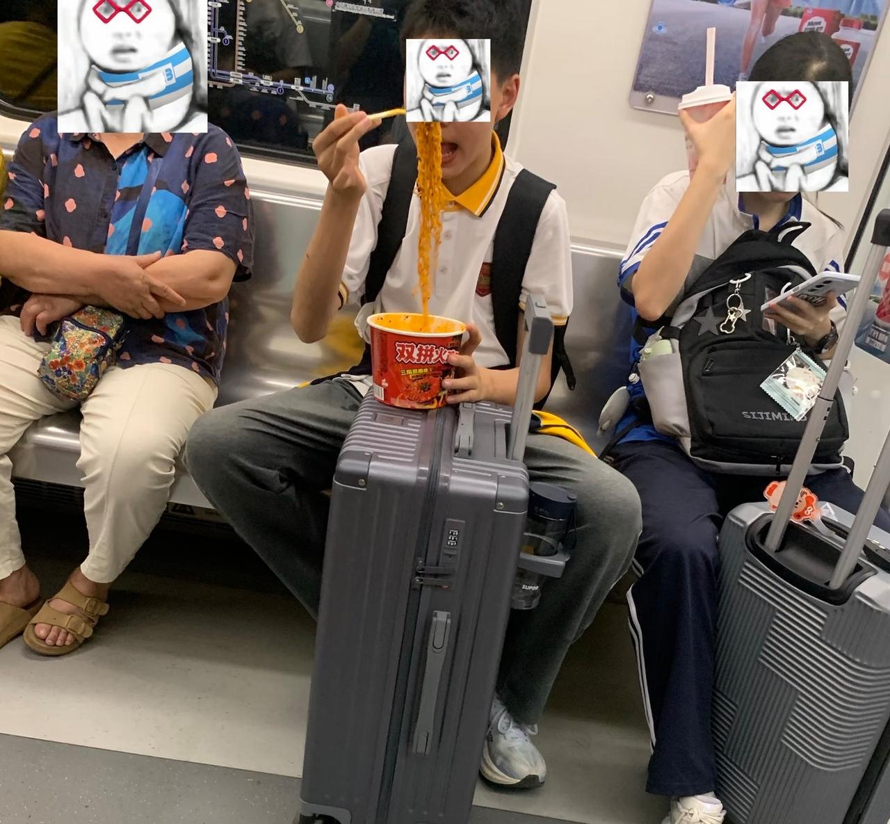 近日，有网友发文吐槽：第一次看到有人竟然在地铁吃泡面。这引起网友热议，绝大部分