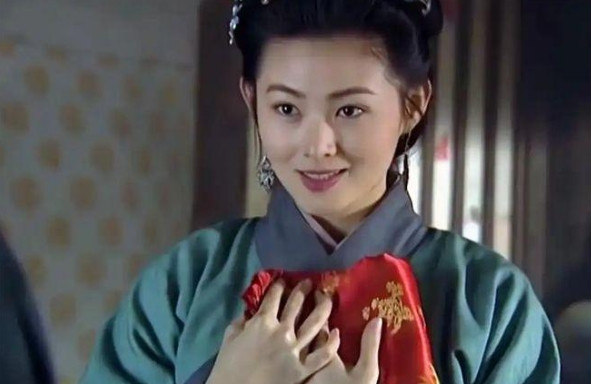 1998年，在拍西门庆和潘金莲的吻戏时，饰演潘金莲的王思懿拍完后突然泪流满面。导