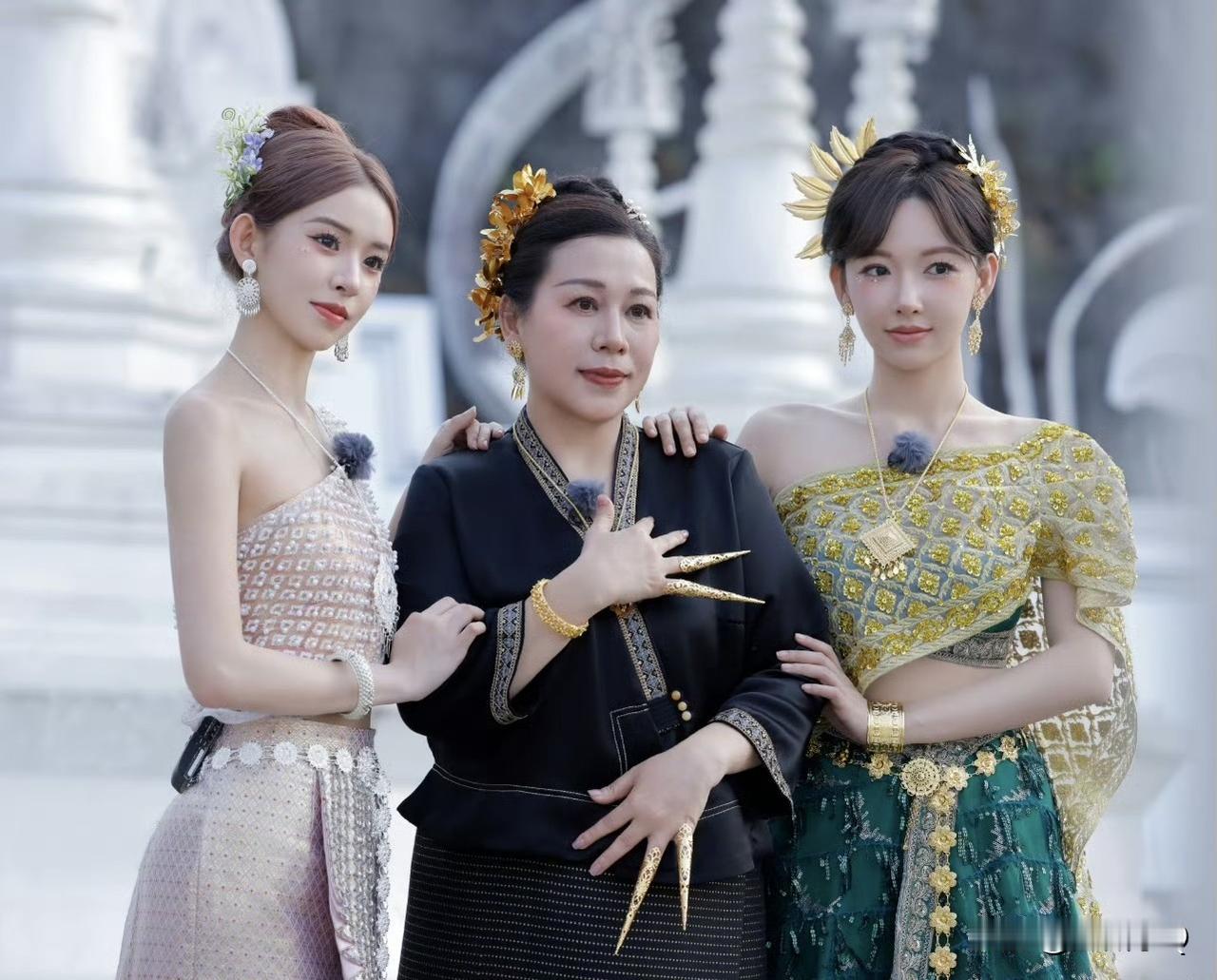 程潇和妈妈妹妹一同上综艺节目，两姐妹都遗传到了妈妈的美貌。程潇的妹妹程晨比程潇小