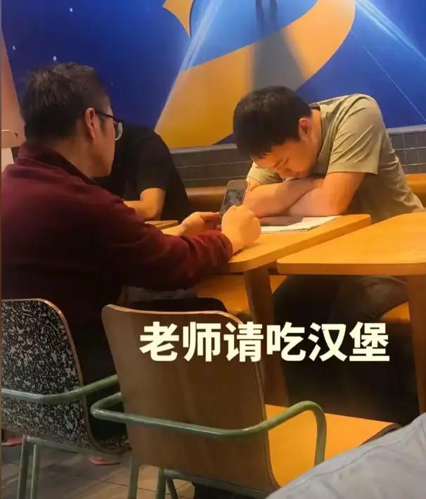 那个对着老师疯狂咆哮的男生。其实说到底也是个可怜人。这名学生是大四重