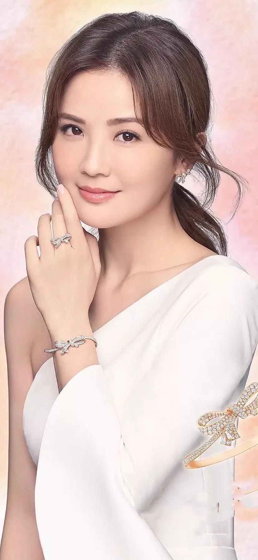 颜丙燕找个小20岁的男友，我不惊讶。董璇找个小9岁的丈夫，我不羡慕。可蔡